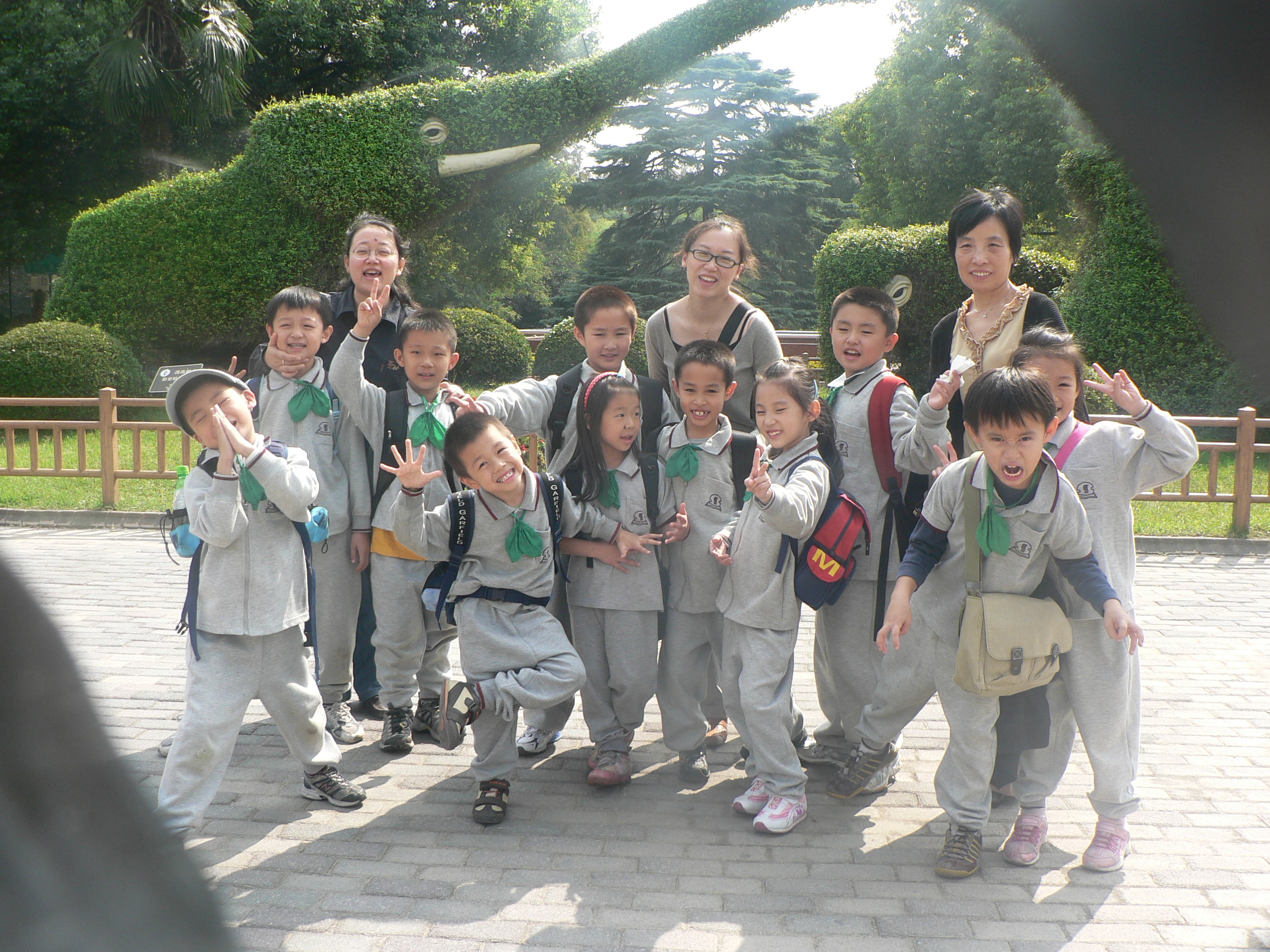 我们是2006年入学的上海市实验学校浦东校区的第一届境外班学生,我们跟随着爸爸妈妈从遥远的国度来到了上海,汇聚在实验这个大家庭中。我们分别来自美国,加拿大,澳大利亚,法国 在这里,我们幸运的相识了,并且组成了一个温暖友爱的集体。我们健康快乐,身心舒展;我们多才多艺,兴趣广泛;我们聪明好学,努力上进。我们中的每个人都很特别,都与众不同,也因此,我们从彼此身上学到了很多。我们互相关心,互相帮助,共同进步,我们在一起快乐地学习,快乐地游戏,快乐地渡过每一天。 在这里,可亲的班主任老师精